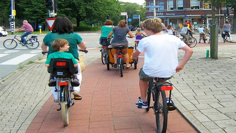 The Netherlands’ cycleways are popular for commuting, because the infrastructure is safe, accessible and convenient. The Alternative Department for Transport